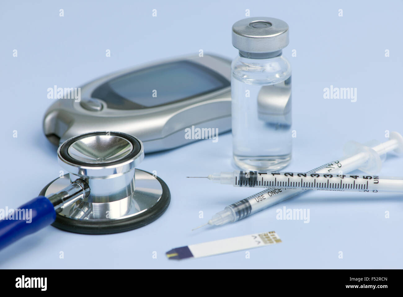 Des seringues à insuline, bande de test, stéthoscope, flacon d'insuline, et glucomètre. Banque D'Images