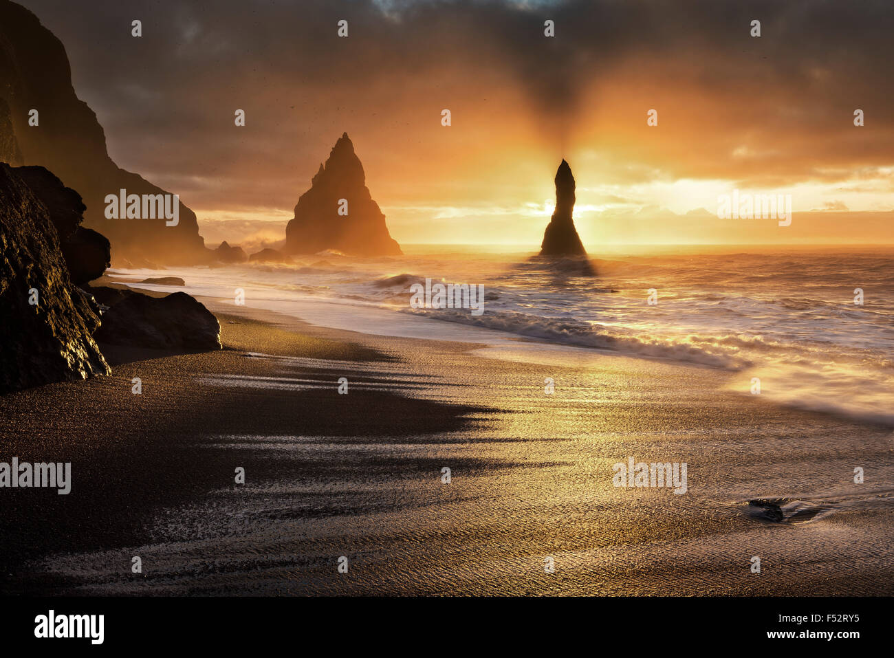 L'Islande, Vi, Gardar, Reynisdrangar, rock, flèches de calcaire. L'Islande, de sable de lave, noir, or, Banque D'Images L'Islande, Vi, Gardar, Reynisdrangar, rock, flèches de calcaire. L'Islande, de sable de lave, noir, or, Banque D'Images