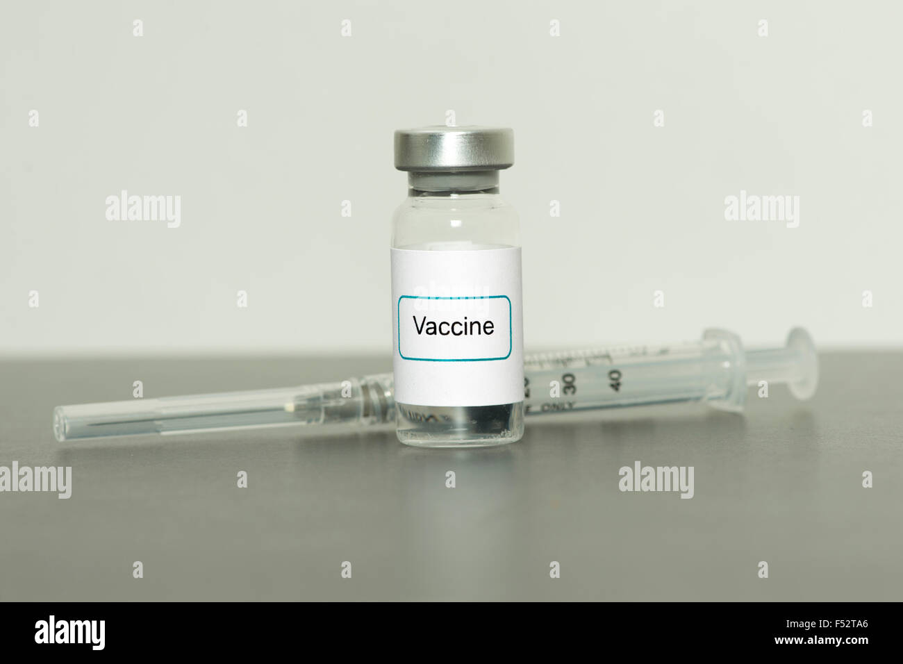 Flacon de vaccin avec la seringue sur la table. Banque D'Images