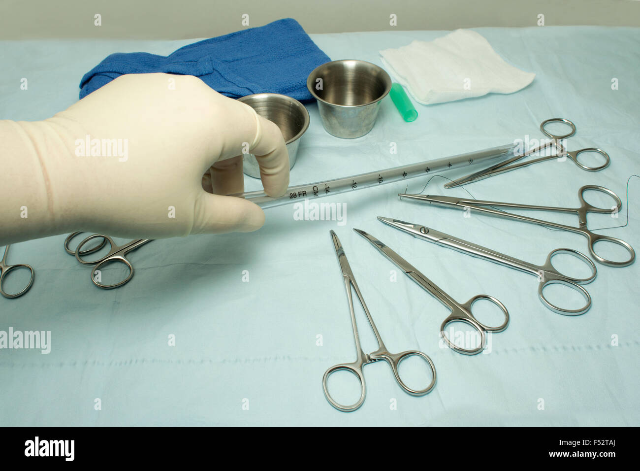 Infirmière ramasse un trocart avant l'utilisation du cathéter dans un drain thoracique chirurgie. Banque D'Images
