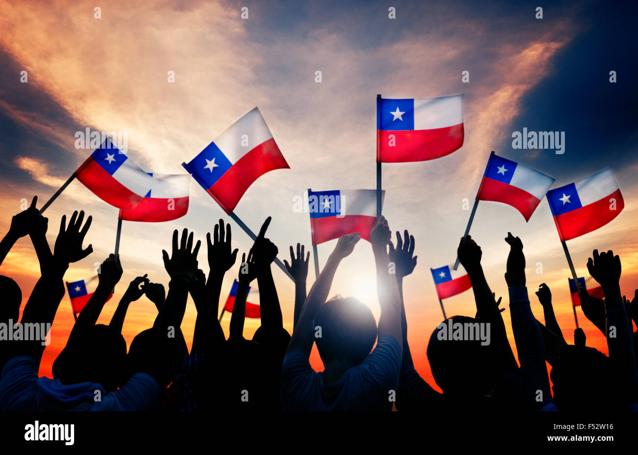 Silhouettes de personnes titulaires d'un drapeau du Chili Banque D'Images