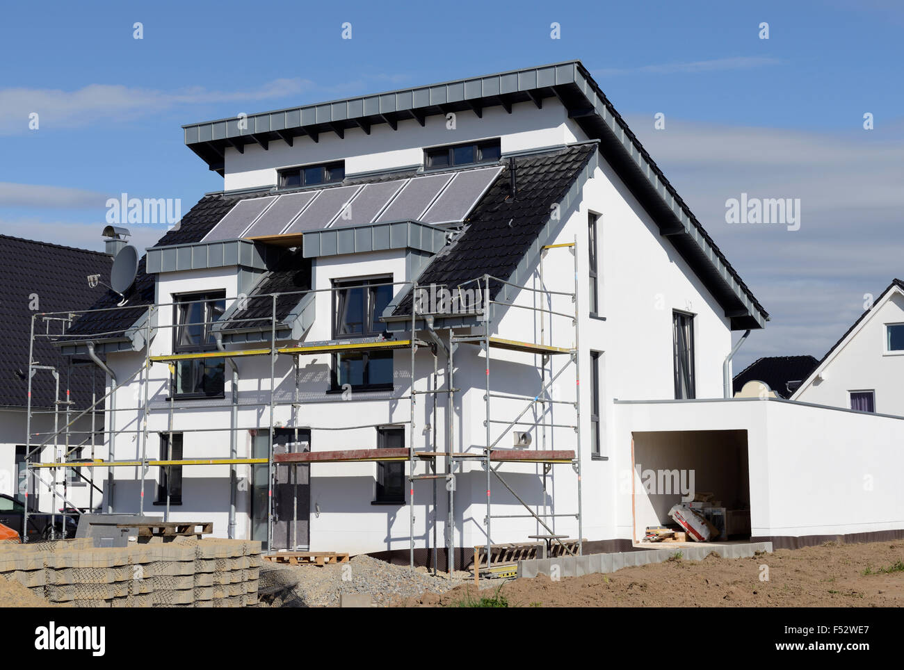 Duplex avec garage en face de la finition, l'Allemagne, en Rhénanie du Nord-Westphalie, Dormagen Banque D'Images
