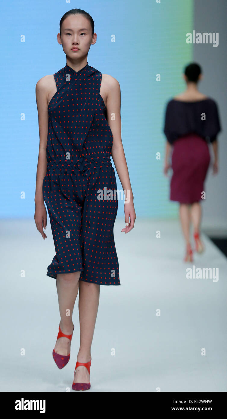 Beijing, Chine. 26Th Oct, 2015. Un modèle affiche la création par designer grec Angelos Bratis Chine pendant la Fashion Week S/S 2016 à Beijing, Chine, le 26 octobre 2015. Crédit : Chen Jianli/Xinhua/Alamy Live News Banque D'Images
