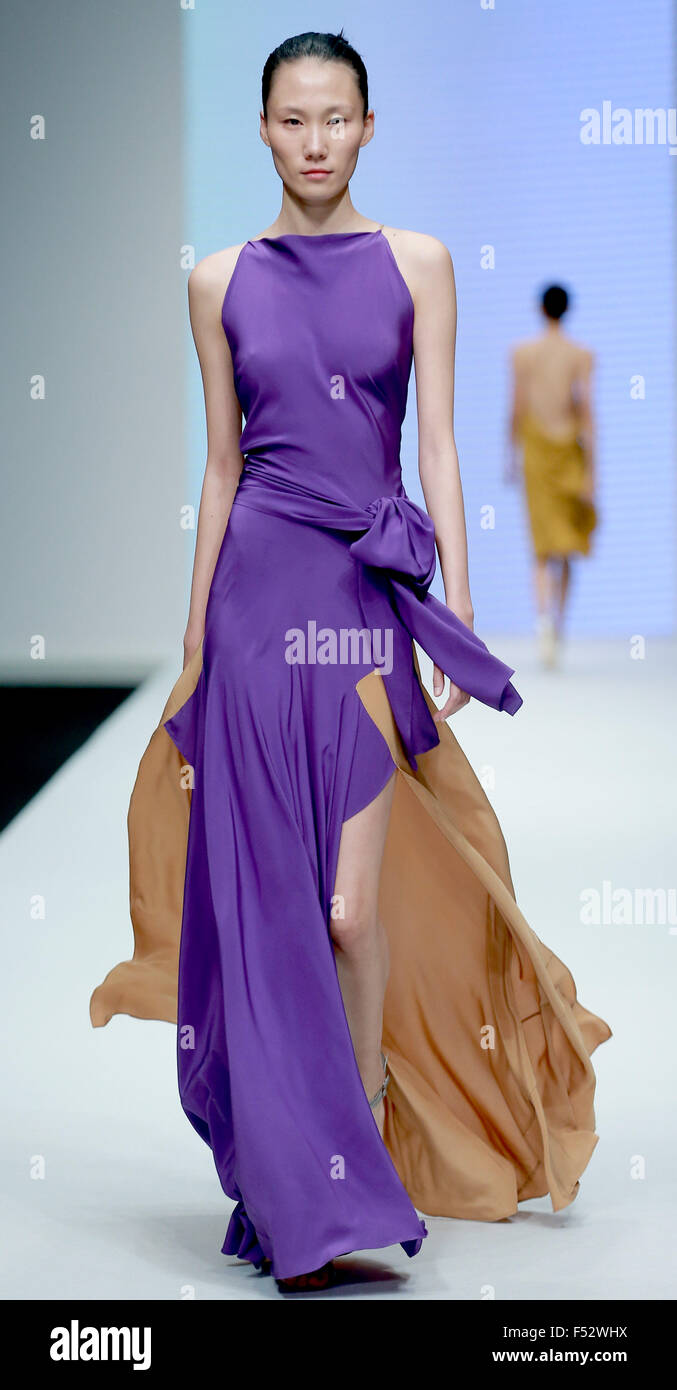 Beijing, Chine. 26Th Oct, 2015. Un modèle affiche la création par designer grec Angelos Bratis Chine pendant la Fashion Week S/S 2016 à Beijing, Chine, le 26 octobre 2015. Crédit : Chen Jianli/Xinhua/Alamy Live News Banque D'Images