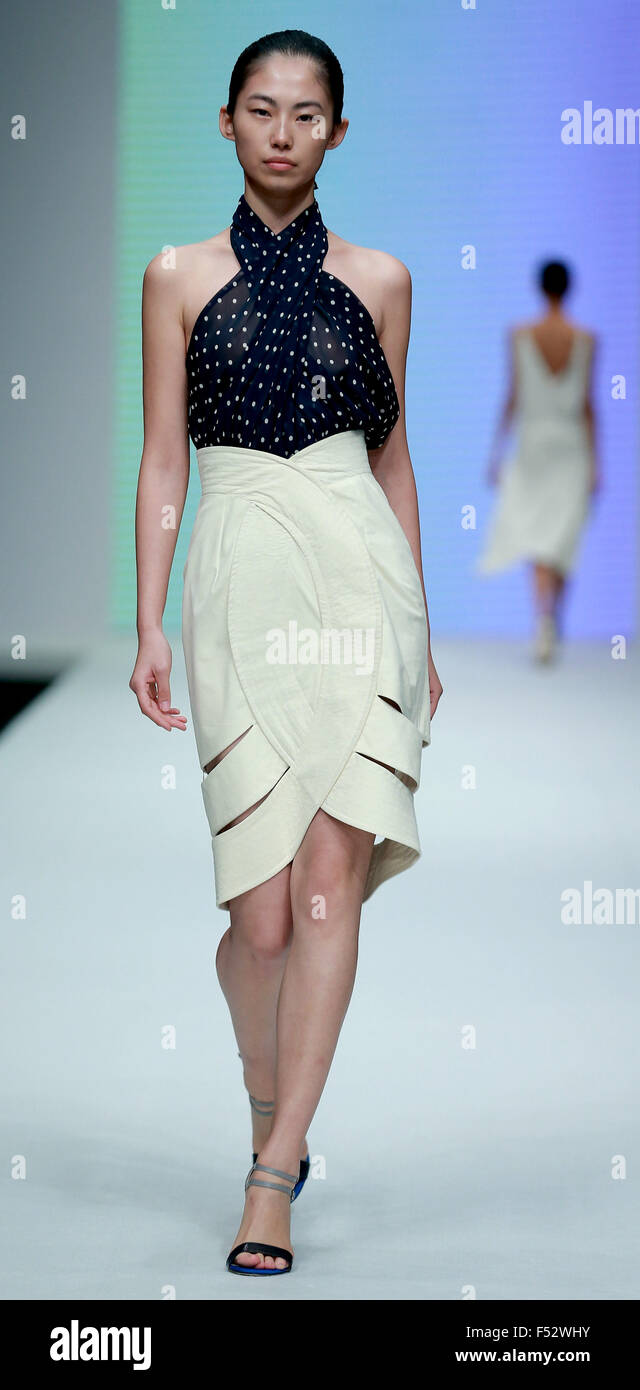 Beijing, Chine. 26Th Oct, 2015. Un modèle affiche la création par designer grec Angelos Bratis Chine pendant la Fashion Week S/S 2016 à Beijing, Chine, le 26 octobre 2015. Crédit : Chen Jianli/Xinhua/Alamy Live News Banque D'Images