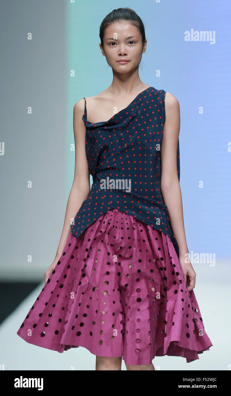Beijing, Chine. 26Th Oct, 2015. Un modèle affiche la création par designer grec Angelos Bratis Chine pendant la Fashion Week S/S 2016 à Beijing, Chine, le 26 octobre 2015. Crédit : Chen Jianli/Xinhua/Alamy Live News Banque D'Images