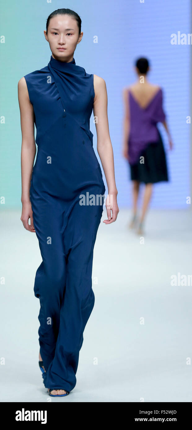 Beijing, Chine. 26Th Oct, 2015. Un modèle affiche la création par designer grec Angelos Bratis Chine pendant la Fashion Week S/S 2016 à Beijing, Chine, le 26 octobre 2015. Crédit : Chen Jianli/Xinhua/Alamy Live News Banque D'Images