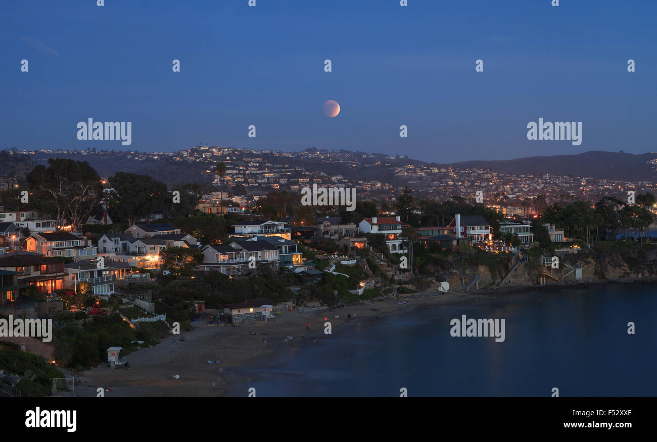 Le 27 septembre 2015. Laguna Beach, Californie Crescent Bay Vue de la lune de sang. Cette pleine lune, également appelé super pleine lune et un Banque D'Images