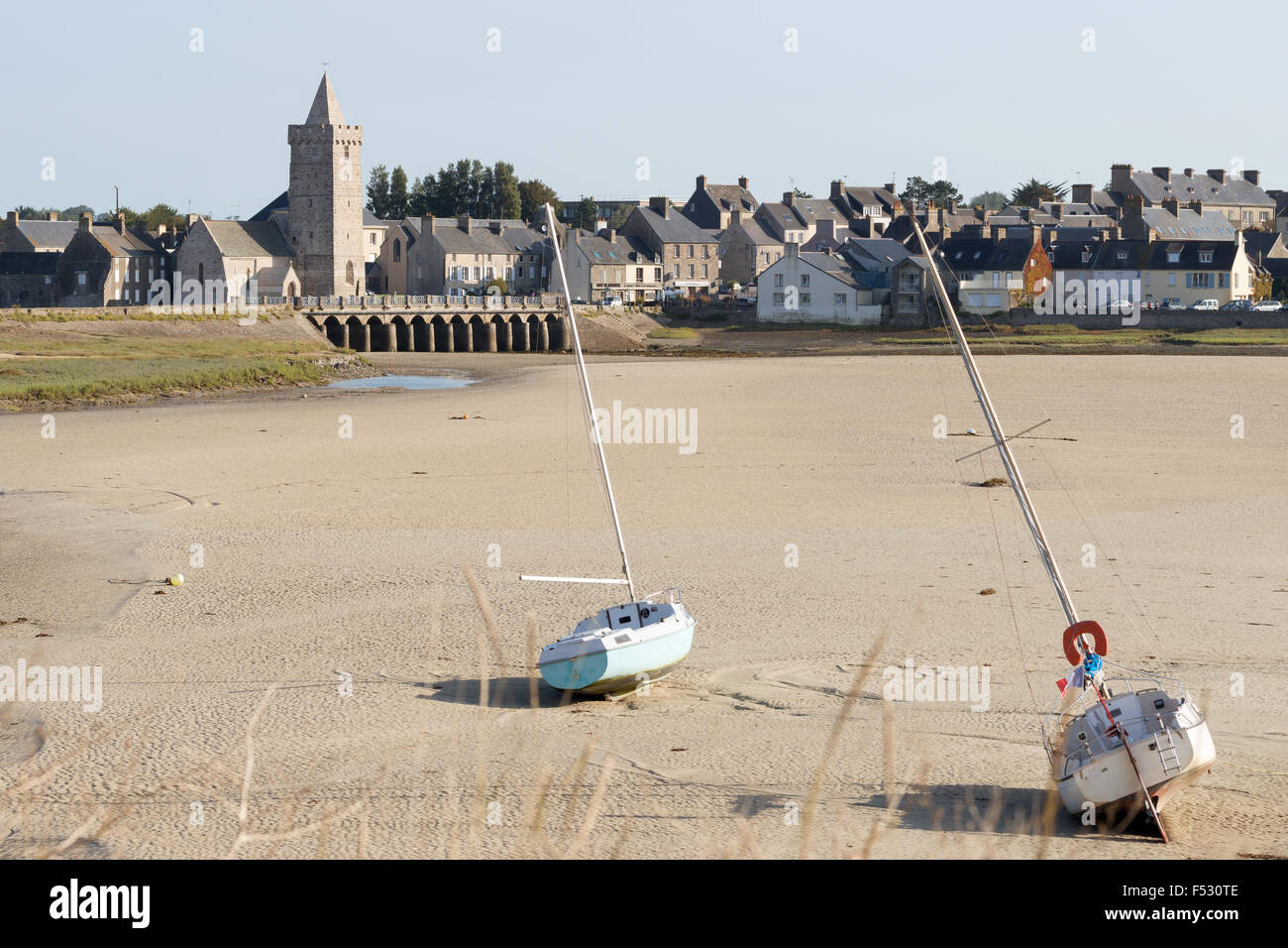 Avis de Portbail en Normandie en France, avec des bateaux de marée Banque D'Images