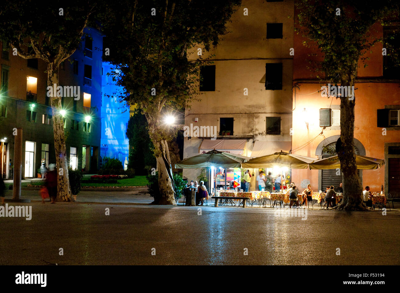 Italie, Toscane, Lucca, Napoleone Square, Restaurant de nuit Banque D'Images