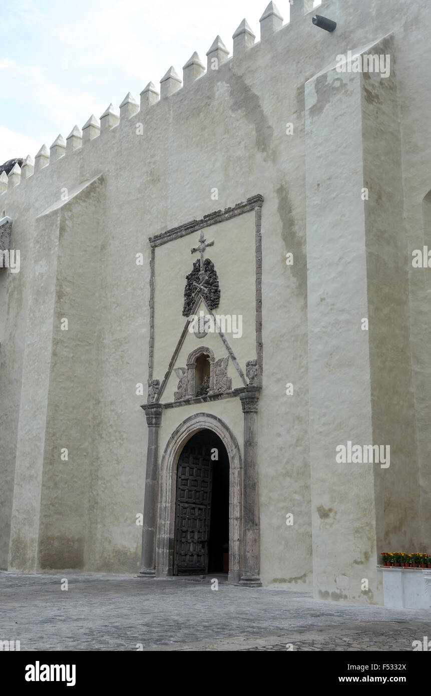 Cathédrale de Cuernavaca avec symbole de porte latérale au-dessus d'un crâne sur un tas de pierres sur lequel repose une croix. Ce symbole représen Banque D'Images