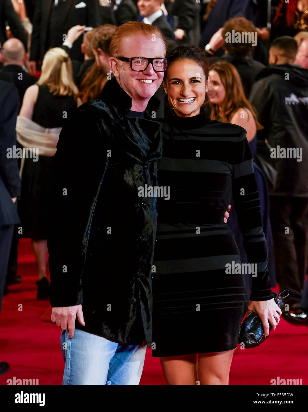 Londres, Royaume-Uni. 26Th Oct, 2015. Chris Evans et Natasha Shishmanian sur le tapis rouge pour l'ESRP la Royal Film Performance 2015 : la première mondiale de spectre le 26/10/2015 au Royal Albert Hall, Londres. Credit : Julie Edwards/Alamy Live News Banque D'Images