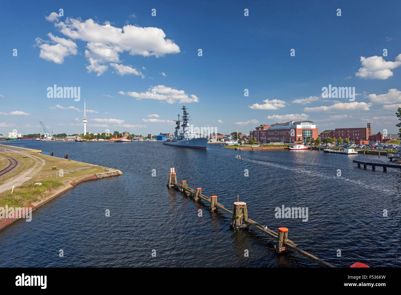 Vue à partir de la Kaiser-Wilhelm-Brücke au port de connexion, destroyer lance-missiles Mölders, musée naval allemand, Wilhelmshaven, Basse-Saxe, Allemagne, Europe, Banque D'Images