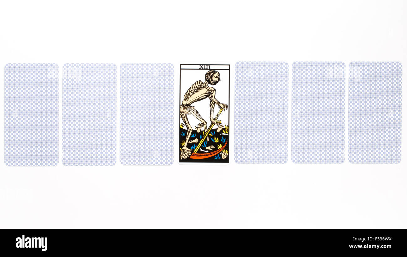 Carte de Tarot tirage mort isolé sur fond blanc Banque D'Images