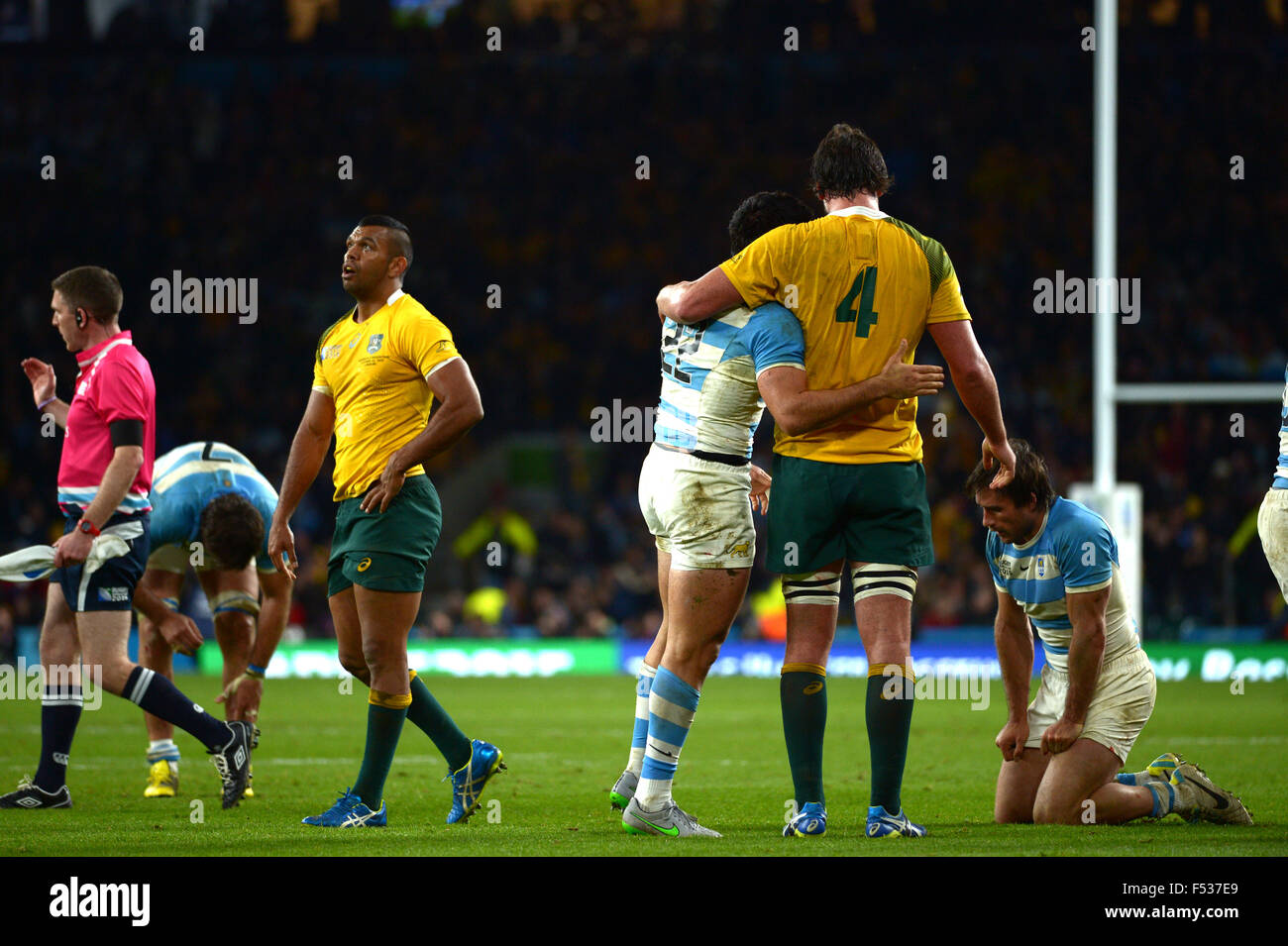 Londres, Royaume-Uni. 25 octobre, 2015. Jeronimo De la Fuente (ARG), Douglas Kane (AUS) Rugby : Jeronimo De la Fuente de l'Argentine embrates avec Kane Douglas de l'Australie après la Coupe du Monde de Rugby 2015 demi-finale entre l'Argentine l'Australie 15-29 à Twickenham en Londres, Angleterre . © EXTRÊME-ORIENT PRESSE/AFLO/Alamy Live News Banque D'Images Londres, Royaume-Uni. 25 octobre, 2015. Jeronimo De la Fuente (ARG), Douglas Kane (AUS) Rugby : Jeronimo De la Fuente de l'Argentine embrates avec Kane Douglas de l'Australie après la Coupe du Monde de Rugby 2015 demi-finale entre l'Argentine l'Australie 15-29 à Twickenham en Londres, Angleterre . © EXTRÊME-ORIENT PRESSE/AFLO/Alamy Live News Banque D'Images