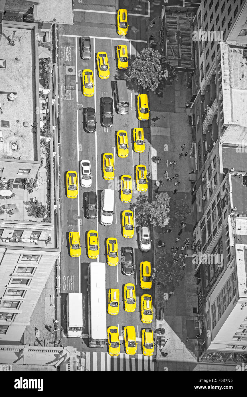 Style vieux film photo de New York les taxis de ci-dessus, image en noir et blanc avec les taxis jaunes à Manhattan, Etats-Unis. Banque D'Images