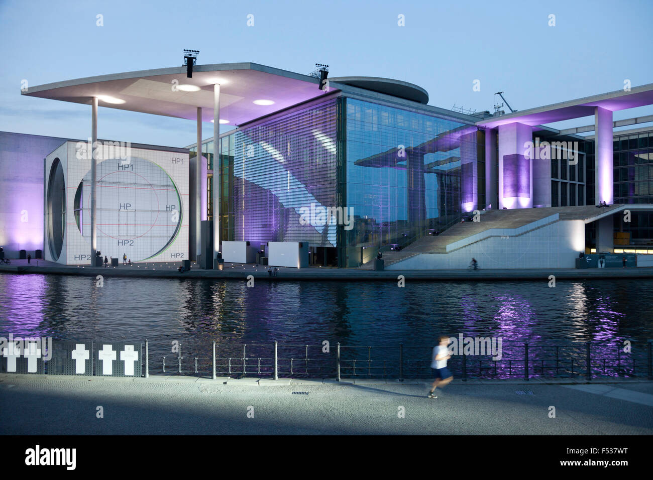Marie-Elisabeth-Lueders-Haus lumineux colorés au quartier du gouvernement et la rivière Spree à Berlin, Germany, Europe Banque D'Images
