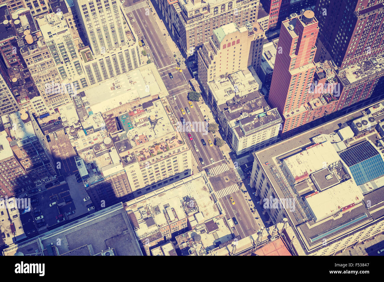 Style vintage photo aérienne de la rue de Manhattan avec ombre de l'Empire State Building, New York, USA. Banque D'Images