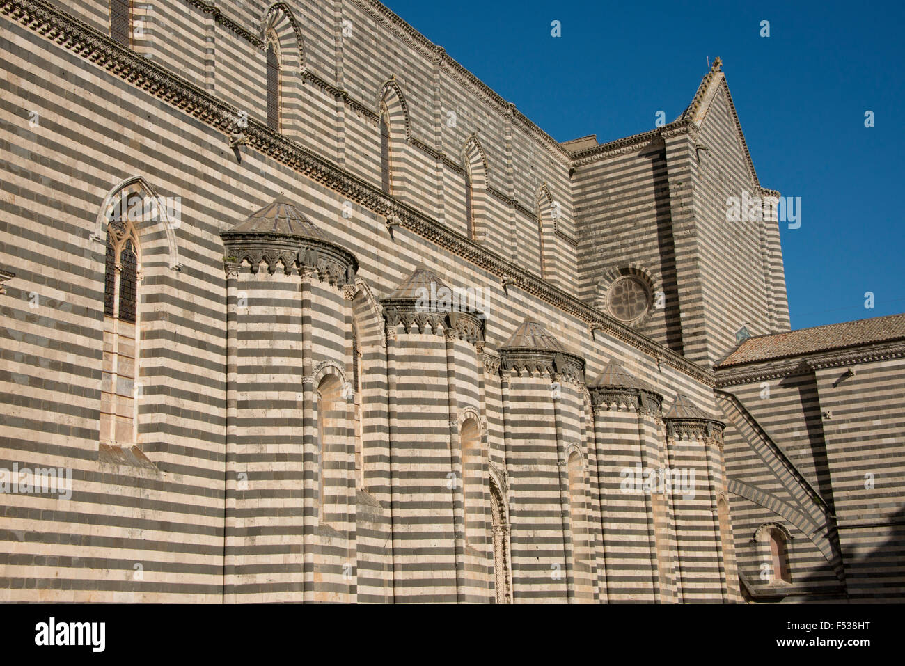 L'Italie, l'Ombrie, Orvieto. La Cathédrale d'Orvieto ou Duomo. Chef-d'œuvre gothique du 13ème siècle, l'un des meilleurs bâtiments Gothique en Italie. Détail de noir et blanc typique de la construction. Banque D'Images
