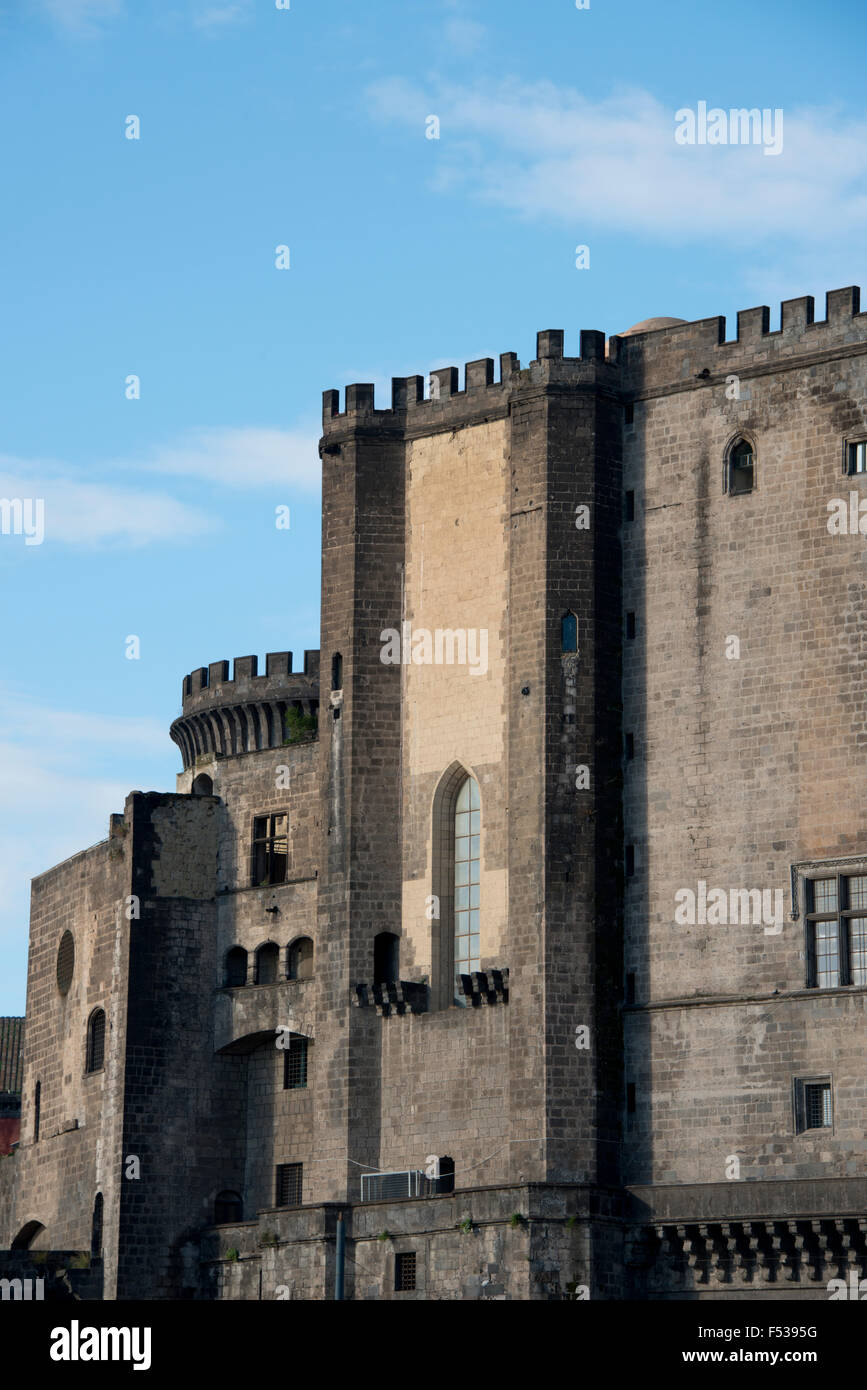 Italie, Naples (Napoli). New Castle (aka Castel Nuovo ou Maschio Angioino), siège de la société napolitaine de l'histoire nationale, cité médiévale vers 1279. Banque D'Images
