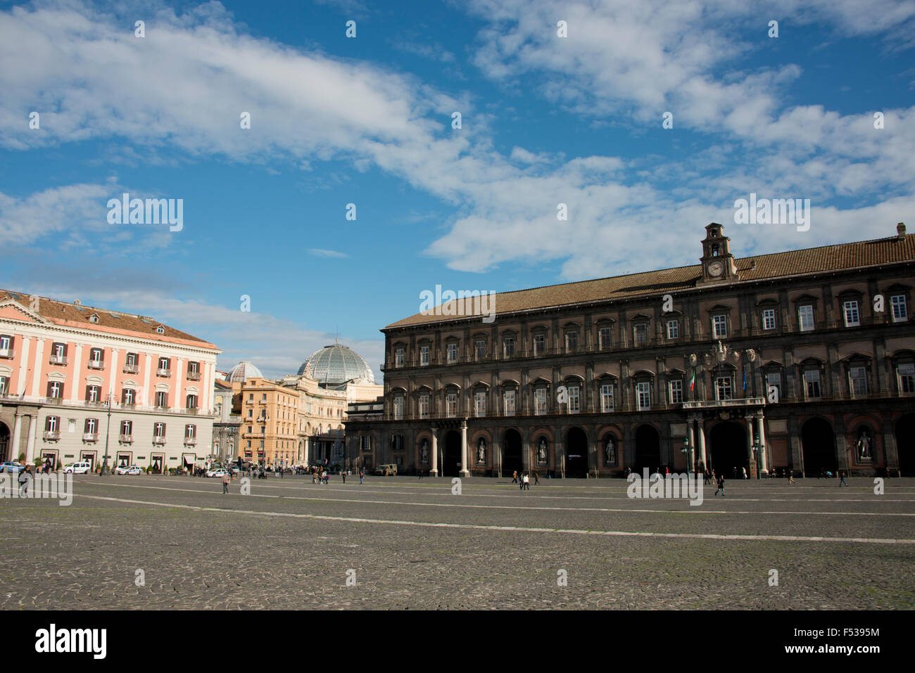 Italie, Naples (Napoli). Vue du centre-ville historique et la Galleria Umberto 1 (dôme de verre) à partir de la Piazza Plebiscito. Banque D'Images