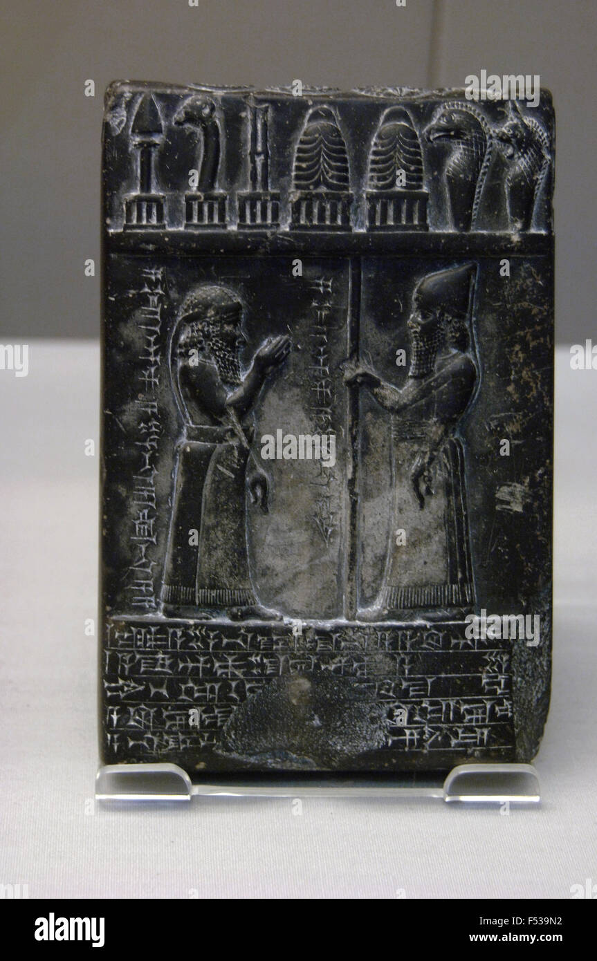 L'art de Mésopotamie babylonienne moyen. 875-850 B.C. diorite noir sculpté tablette avec scène montrant Nabu-apla-iddina, le prêtre, debout avec sa main droite levée en présence du roi.(avers). Inscrit avec l'écriture cunéiforme. British Museum. Londres. United Kingdom. Banque D'Images