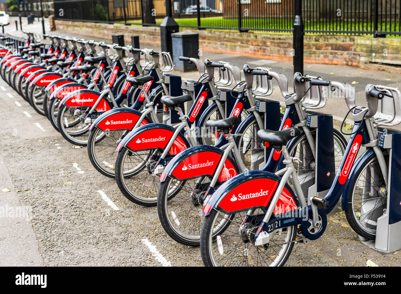 Santander Boris Bikes sur Pitfield Street, Shoreditch, London Banque D'Images