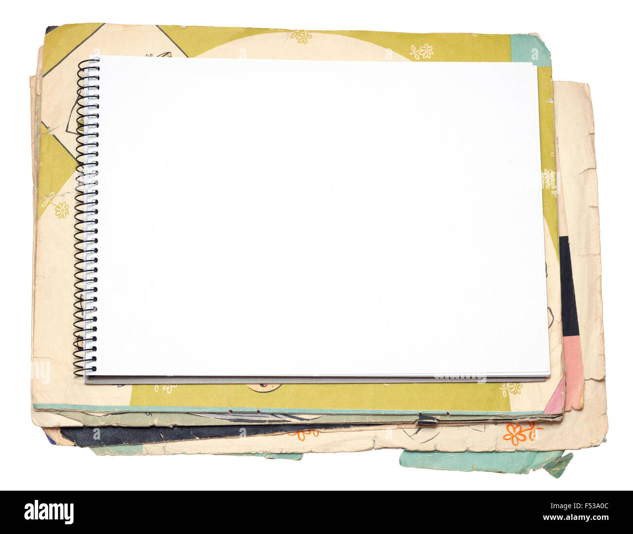 Ordinateur portable blanc et vieux papier feuille sur un fond blanc Banque D'Images