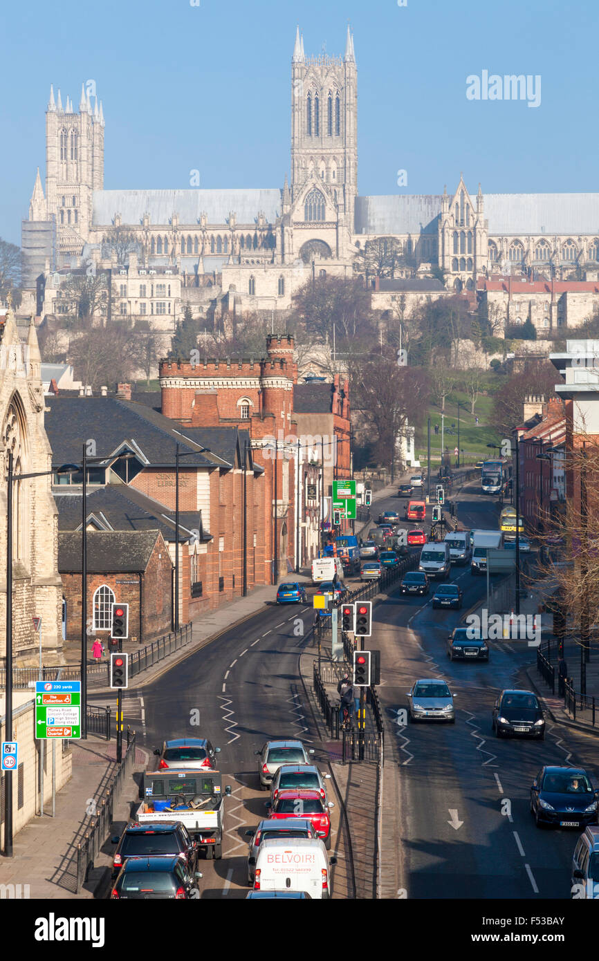 Le trafic de la ville, Lincoln,avec la cathédrale au-dessus. Lincoln, Angleterre, RU Banque D'Images