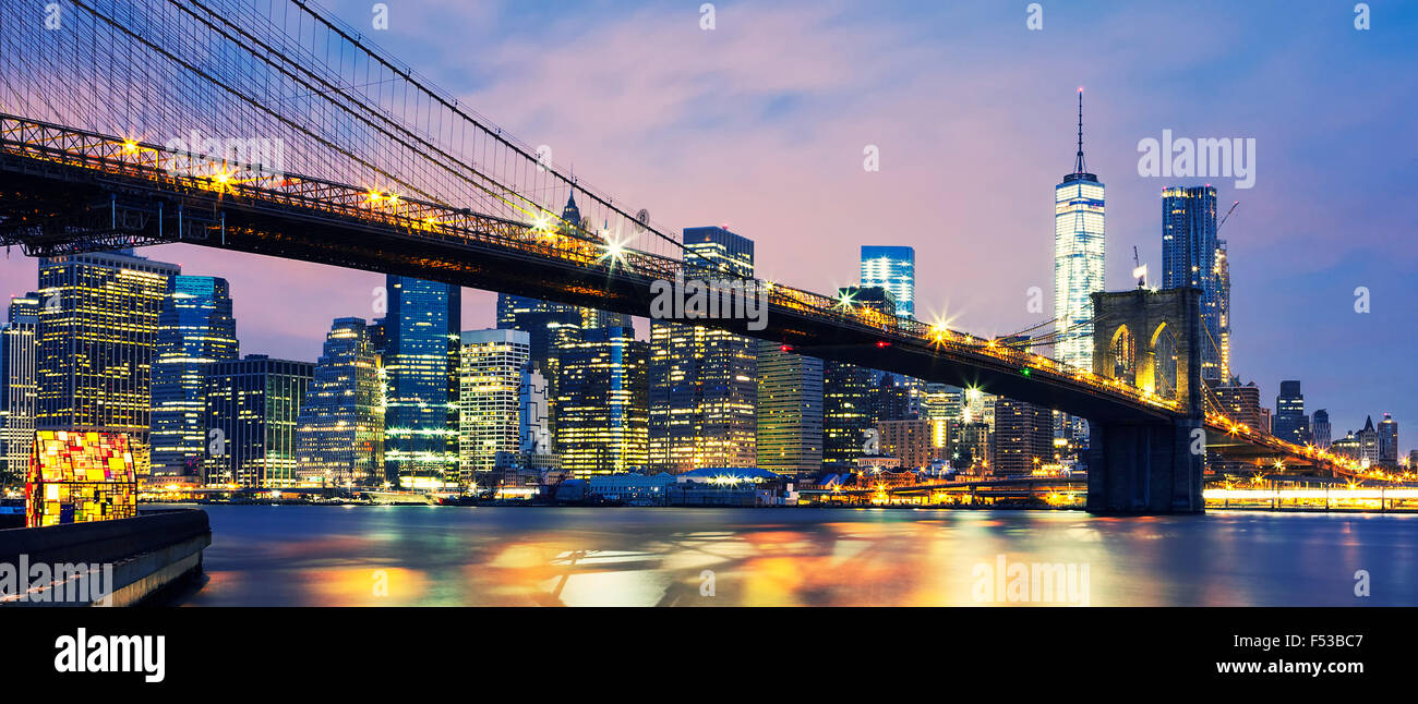 Vue panoramique de New York City Manhattan Midtown au crépuscule avec pont de Brooklyn Banque D'Images