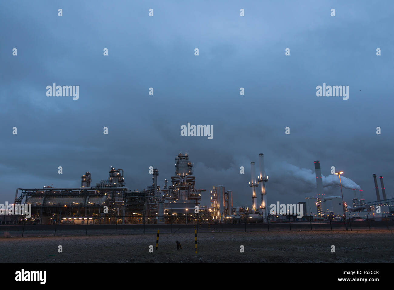 Espaces d'anthropocène massif et capitale: Infrastructure portuaire de Rotterdam, navires, grues, équipements pétroliers et chimiques Banque D'Images
