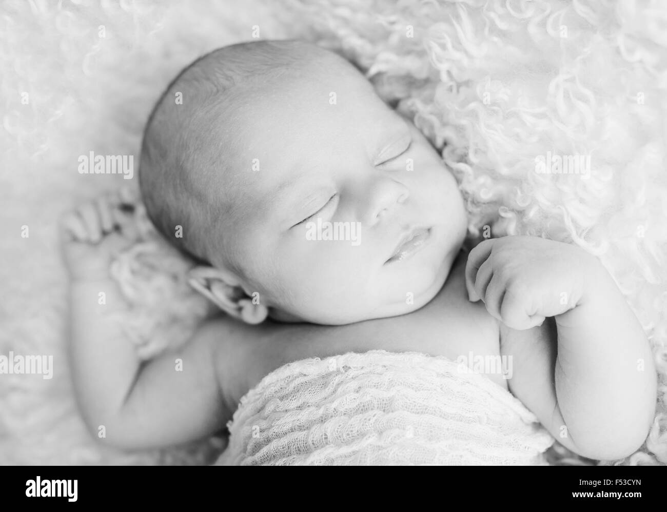 Little girl sleeping cute photo en noir et blanc Banque D'Images