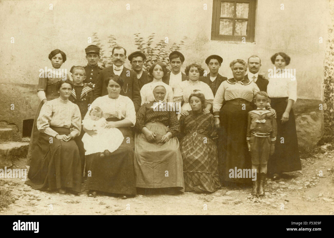 Groupe de grande famille dans le pays, l'Italie Banque D'Images