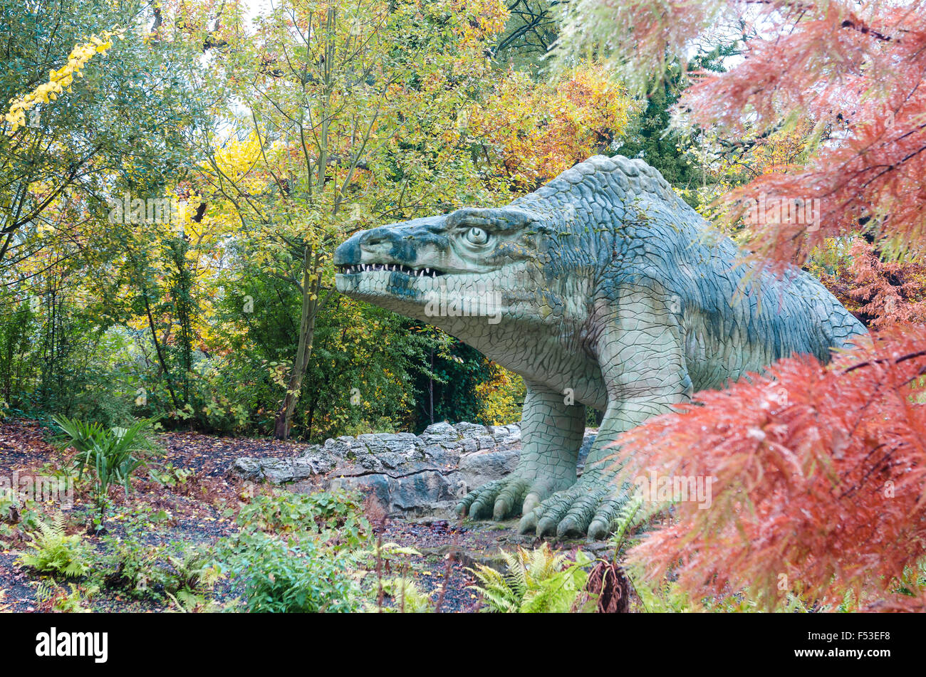 Les statues de dinosaures de Crystal Palace Gardens, Londres Banque D'Images