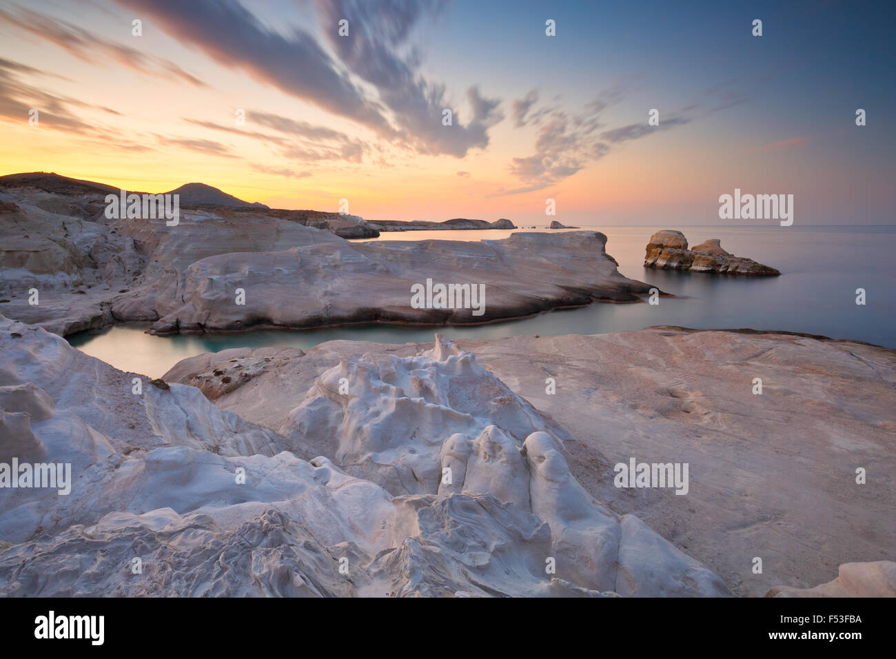 Pile à la mer plage de Sarakiniko dans île de Milos, en Grèce. Banque D'Images