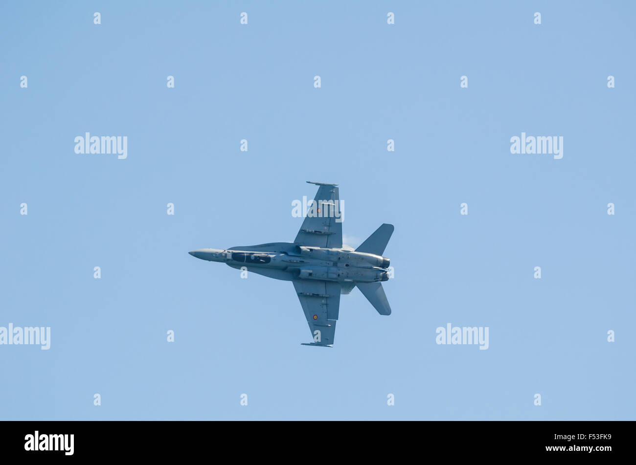 SAN JAVIER, Espagne, 18 octobre 2015 : Haut Débit d'un passe-bas avions F-18 à l'air show célébrant la Patulla Aguila 30t Banque D'Images