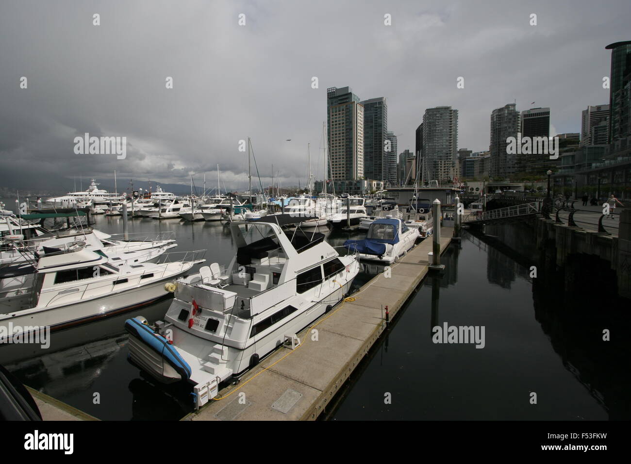 Les bateaux de plaisance amarrés dans le port de Vancouver avec skyline Banque D'Images