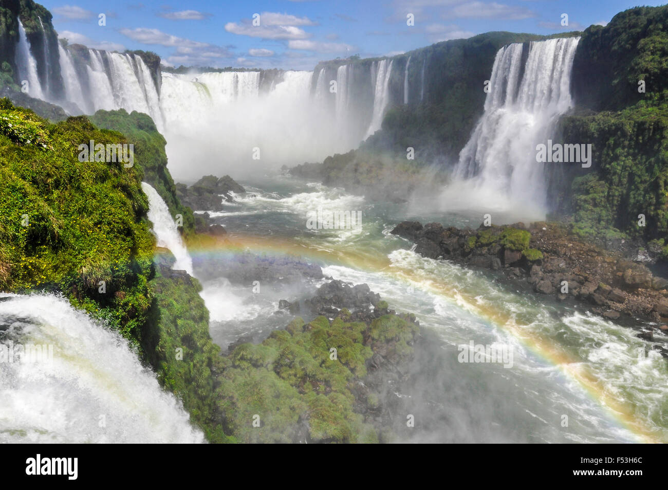 De la Gorge du Diable avec rainbow au chutes d'Iguaçu, l'une des nouvelles Sept merveilles de la Nature, Brésil Banque D'Images