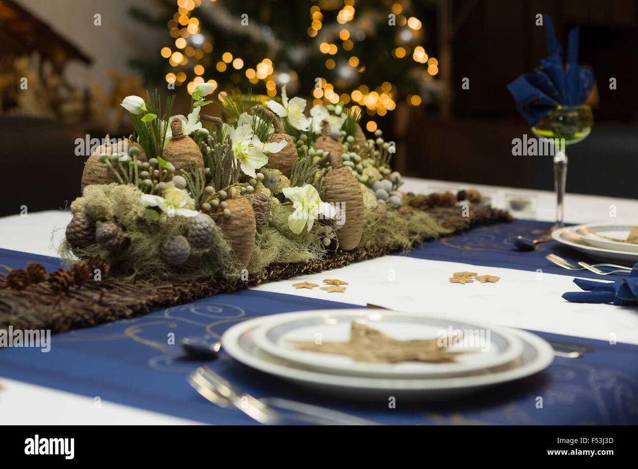 Table de dîner de Noël avec de beaux arrangements floraux Banque D'Images