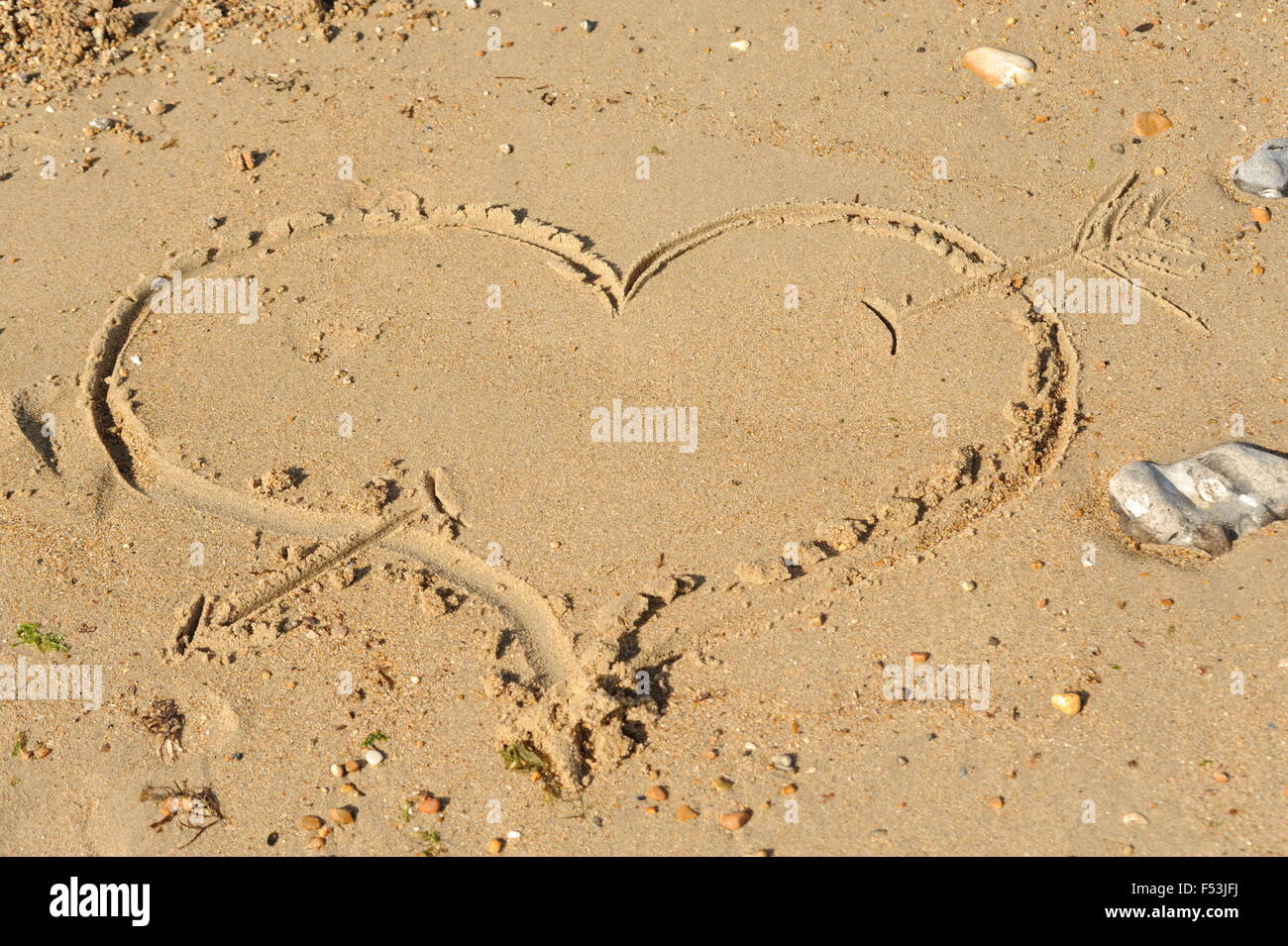 Forme de coeur dessiné dans le sable Banque D'Images