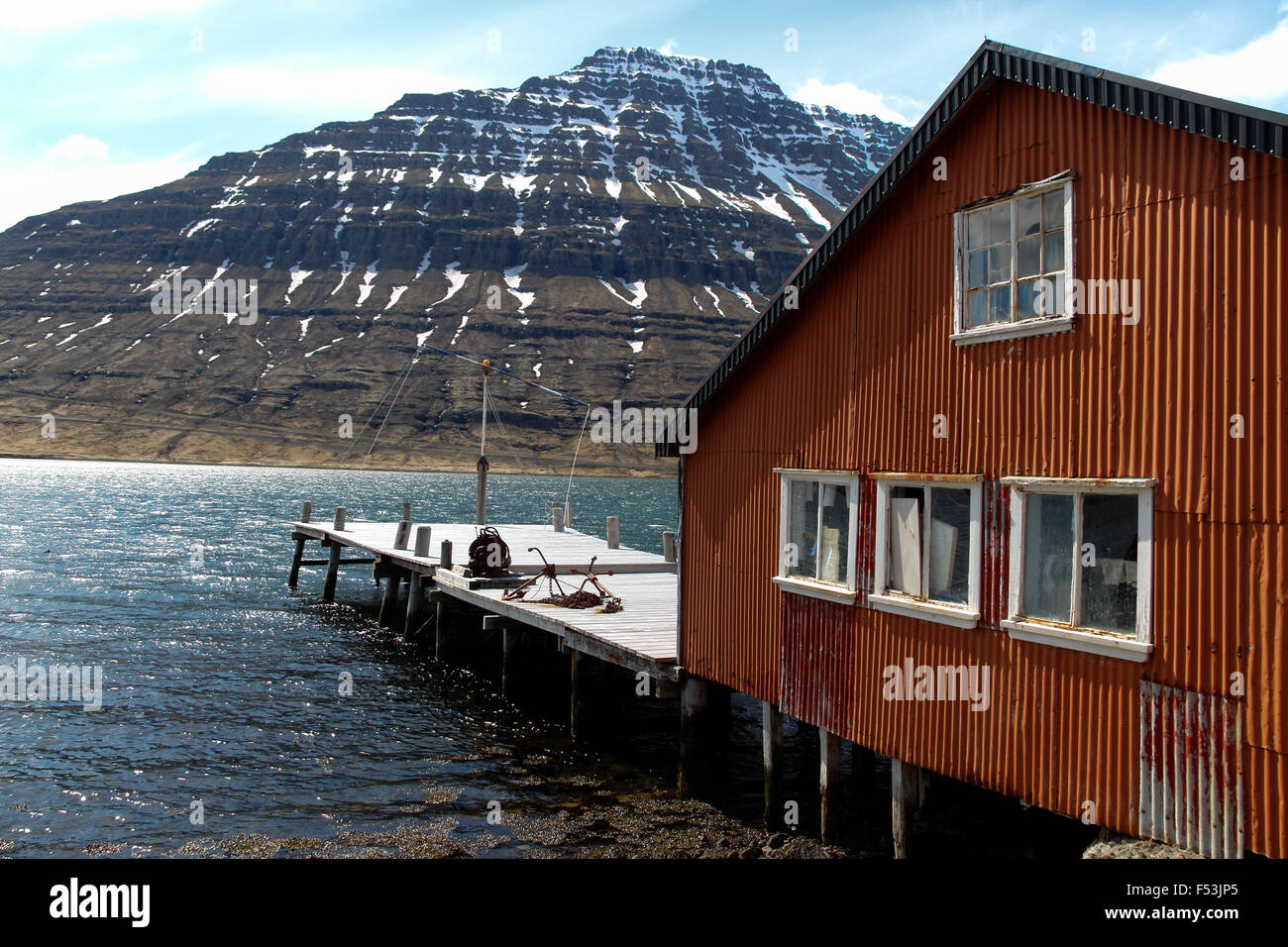 Maison de pêcheur traditionnel le long de la côte Est de l'Islande Eskifjörður Banque D'Images