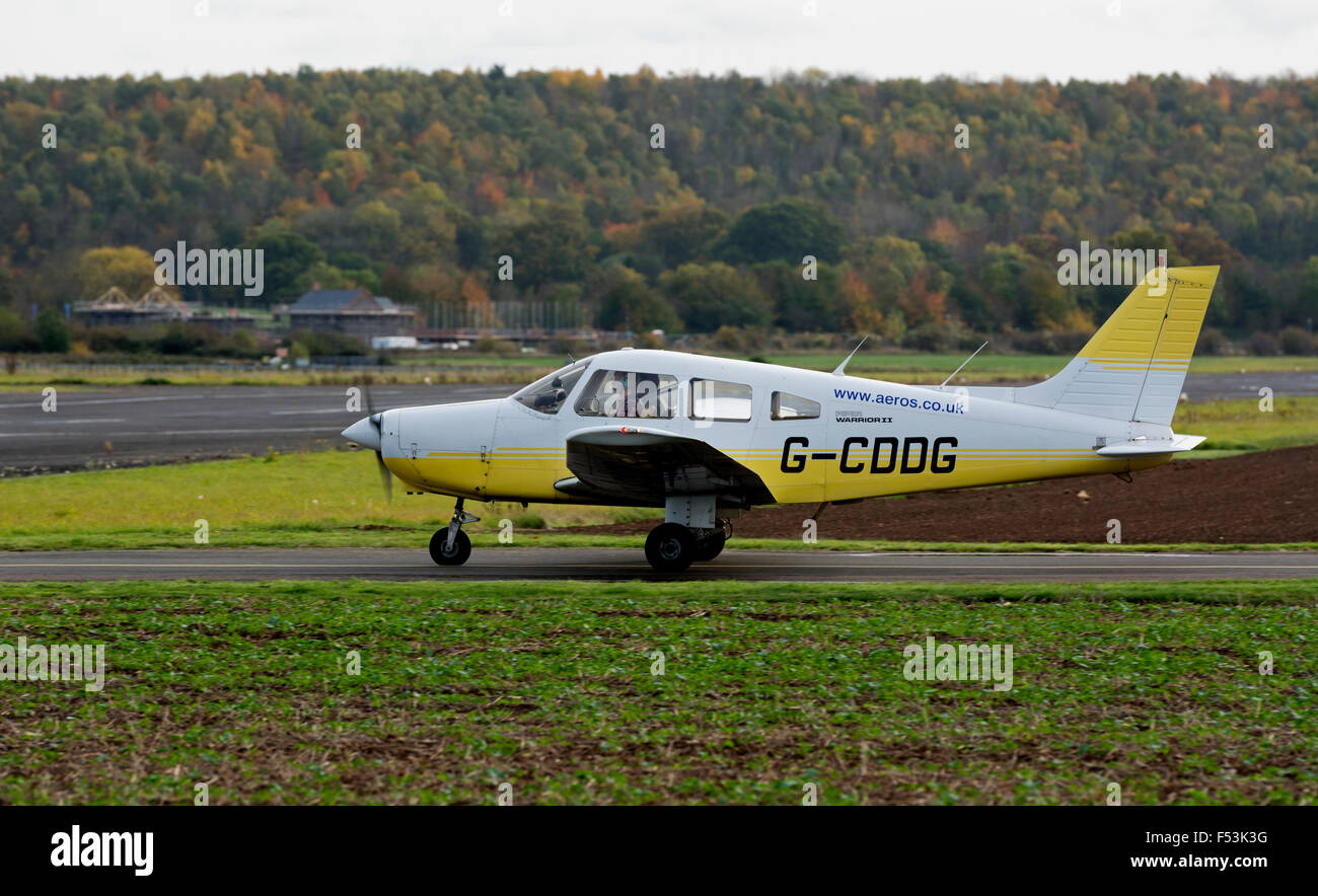 Piper PA-28 Cherokee Warrior à Wellesbourne Airfield, UK (G-CDDG) Banque D'Images