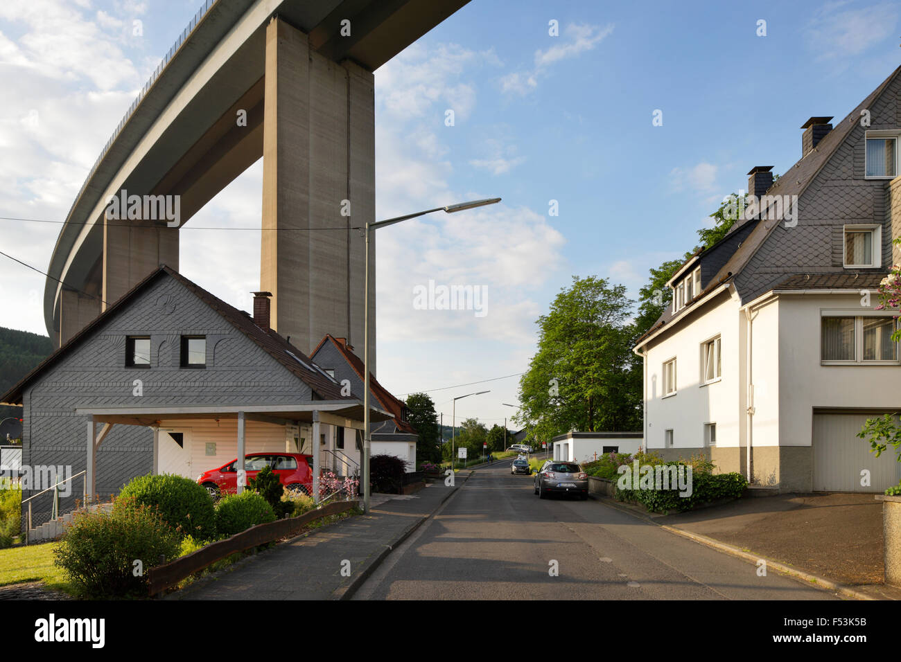 27.05.2015, Siegen, Rhénanie du Nord-Westphalie, Allemagne - rue résidentielle avec Einfamlienhaeusern Siegtalbruecke et l'A45 dans la région de Siegen. 00P150527D129CAROEX.JPG - pas à vendre dans la région de G E R M A N Y, A U S T R I A, S W I T Z E R L A N D [communiqué de modèle : NON APPLICABLE, DES BIENS : NON (c) agence photo caro / http://www.caro-images.pl, Info@carofoto.pl, Paris V René - En cas d'utilisation de la photo pour les non-fins journalistiques, veuillez contacter l'agence - l'image est l'objet d'image !] Banque D'Images