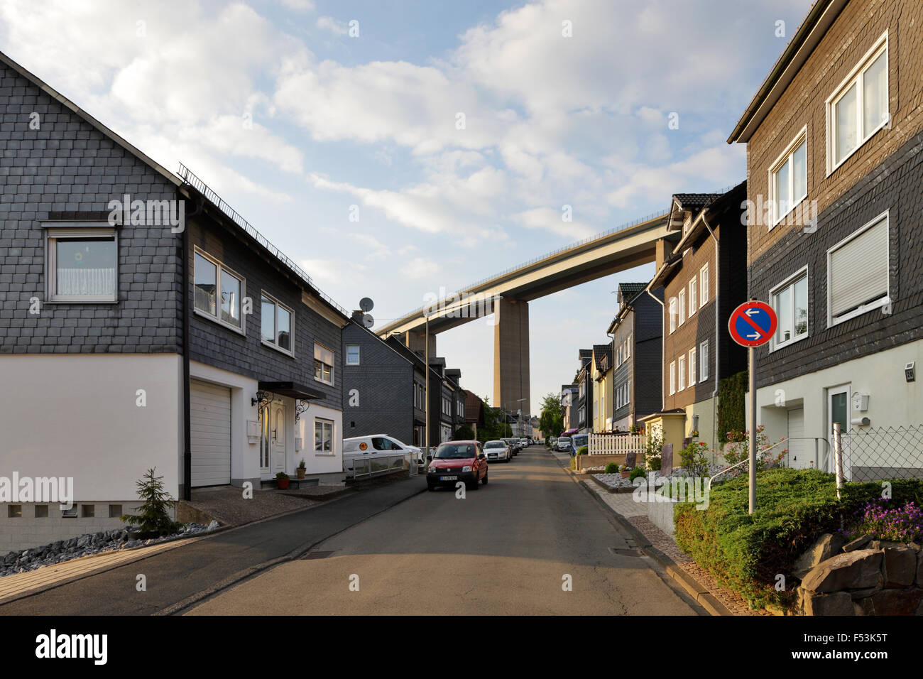 27.05.2015, Siegen, Rhénanie du Nord-Westphalie, Allemagne - rue résidentielle avec Einfamlienhaeusern Siegtalbruecke et l'A45 dans la région de Siegen. 00P150527D136CAROEX.JPG - pas à vendre dans la région de G E R M A N Y, A U S T R I A, S W I T Z E R L A N D [communiqué de modèle : NON APPLICABLE, DES BIENS : NON (c) agence photo caro / http://www.caro-images.pl, Info@carofoto.pl, Paris V René - En cas d'utilisation de la photo pour les non-fins journalistiques, veuillez contacter l'agence - l'image est l'objet d'image !] Banque D'Images