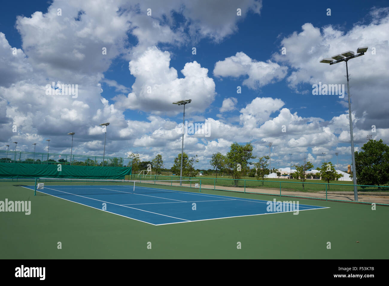 Vide plein air tennis avec ciel bleu et de nuages Photo Stock - Alamy