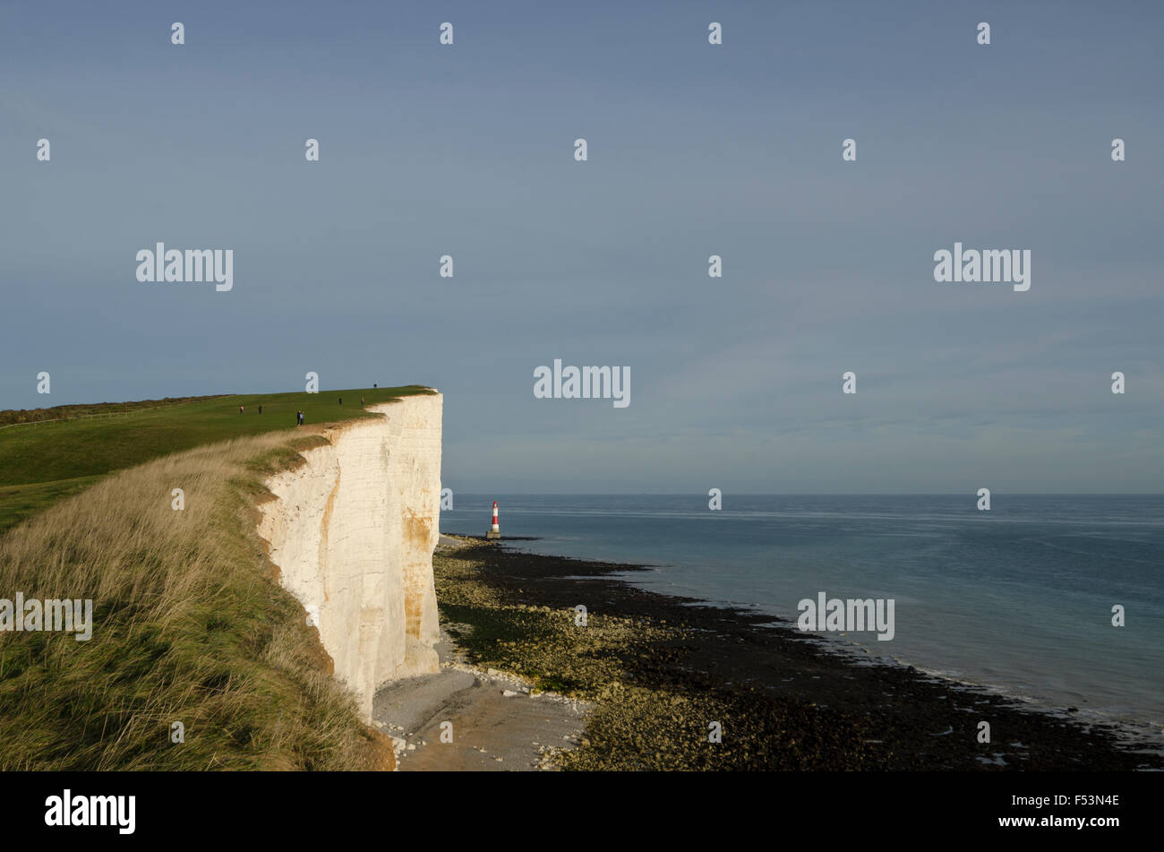 Beachy Head. Bord de la falaise, montrant le phare rouge et blanc en arrière-plan Banque D'Images