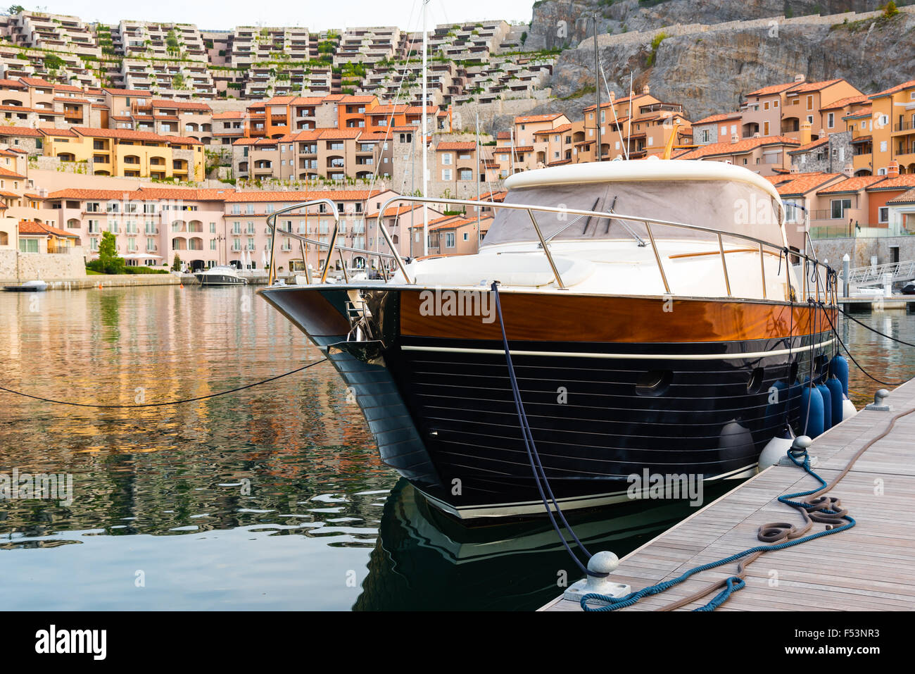 Yacht à moteur mouillage dans un peu d'italien marina Banque D'Images