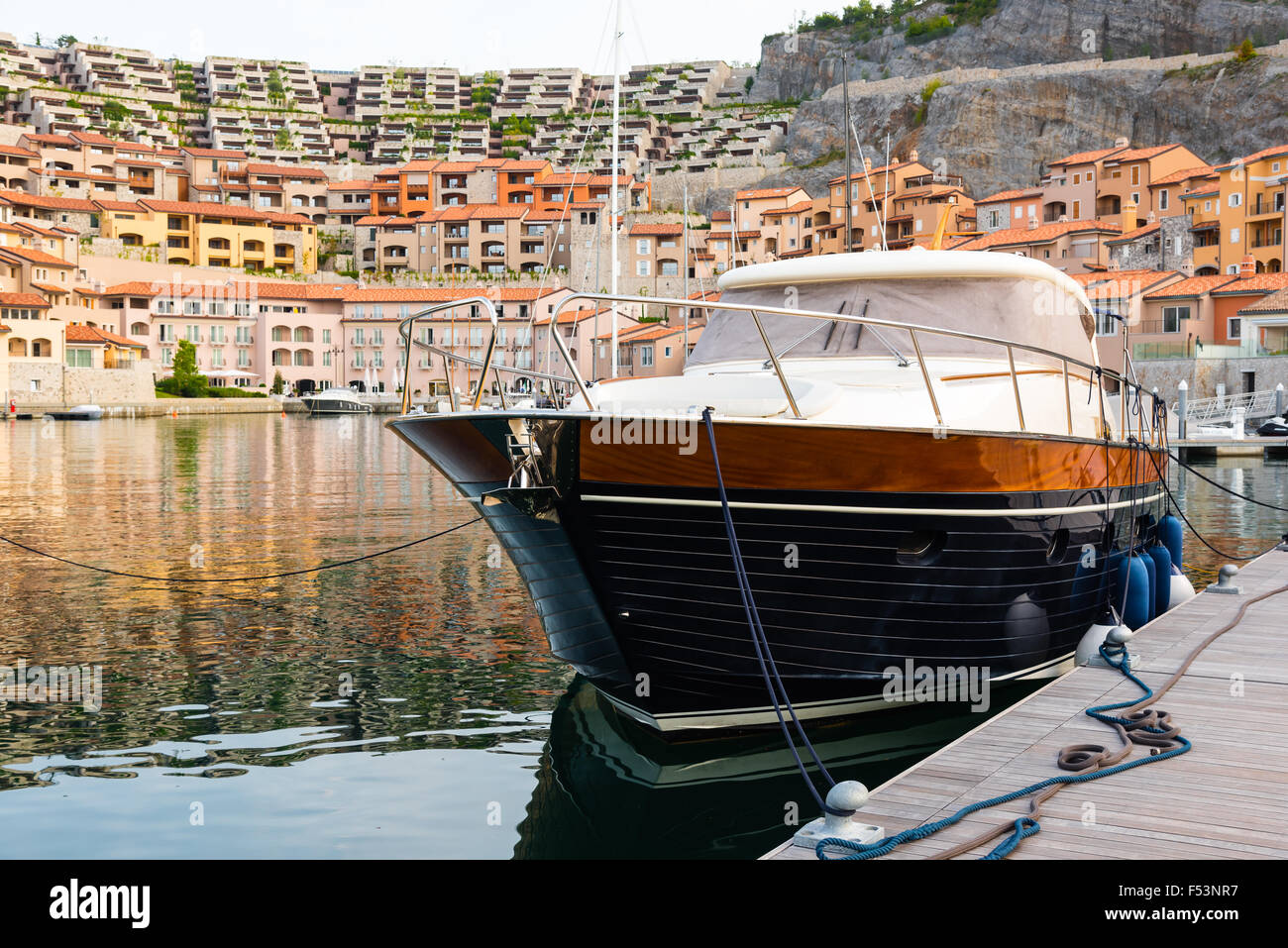 Yacht à moteur mouillage dans un peu d'italien marina Banque D'Images