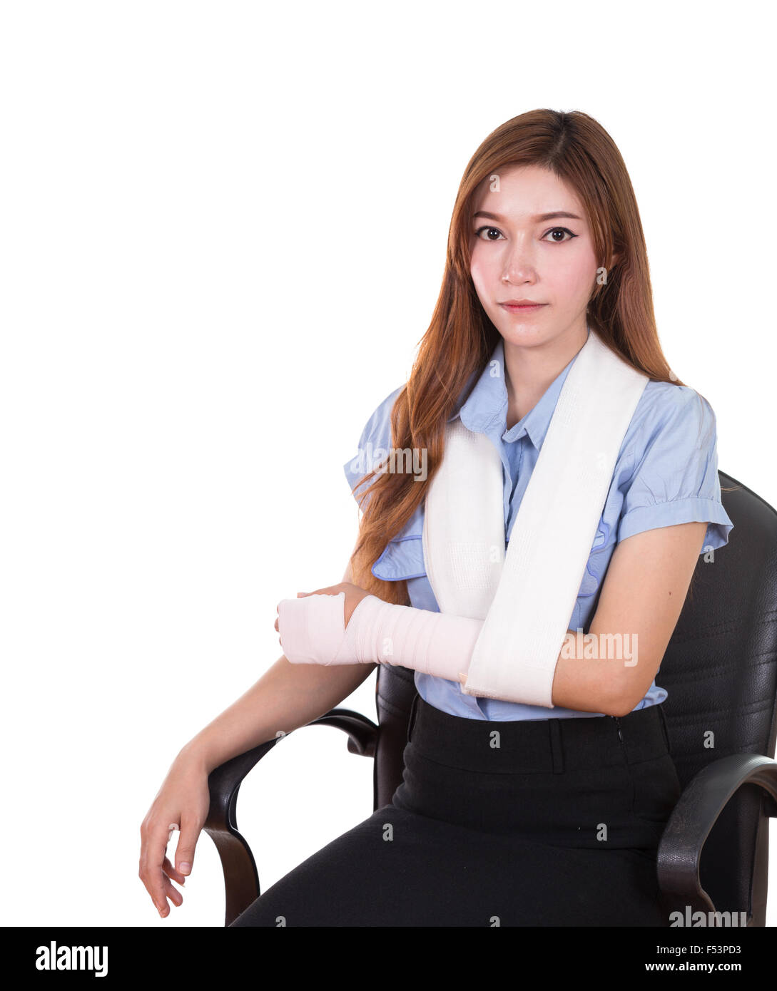 Femme avec un bras blessé enveloppé dans un bandage élastique isolé sur fond blanc Banque D'Images