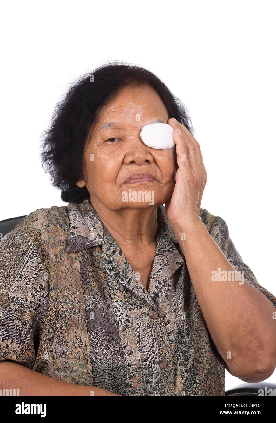 Plâtre médecine patch sur blessure blessure vieille femme œil sur fond blanc Banque D'Images